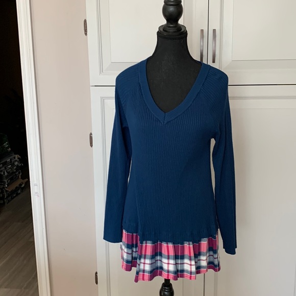 Torrid fooler sweater, size 1, V neck - Picture 1 of 6